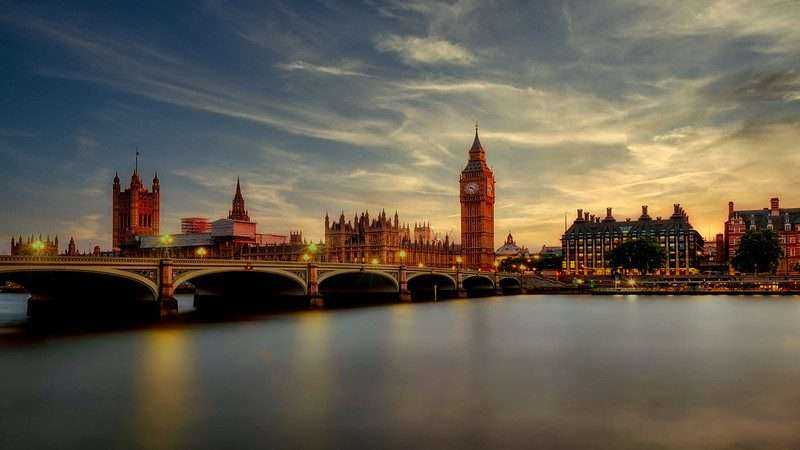 Elizabeth Tower is one of famous places in London
