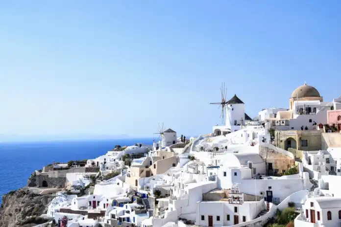 claudia-aguilar-KJuudFTho44-unsplash Where To Stay In Santorini- 4 Caldera towns and some villages