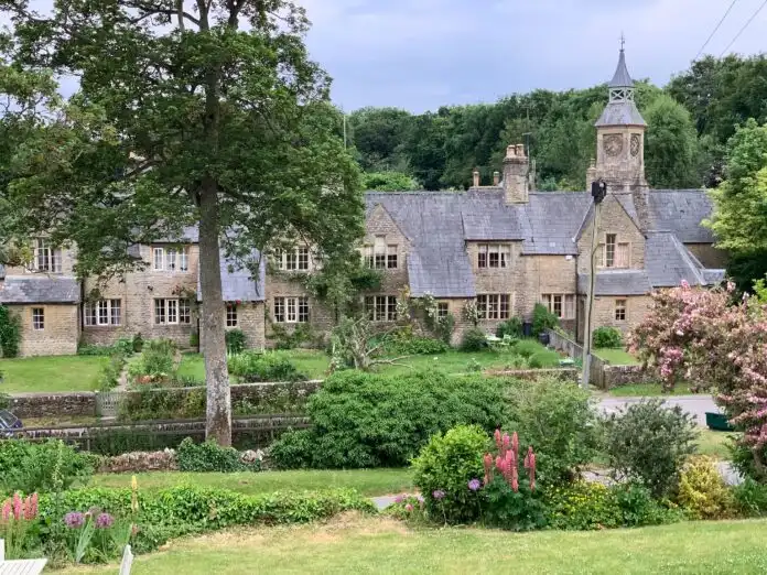 helen-lord-8uPWyA49B18-unsplash Where To Stay In The Cotswolds- 12 Towns And Several Options